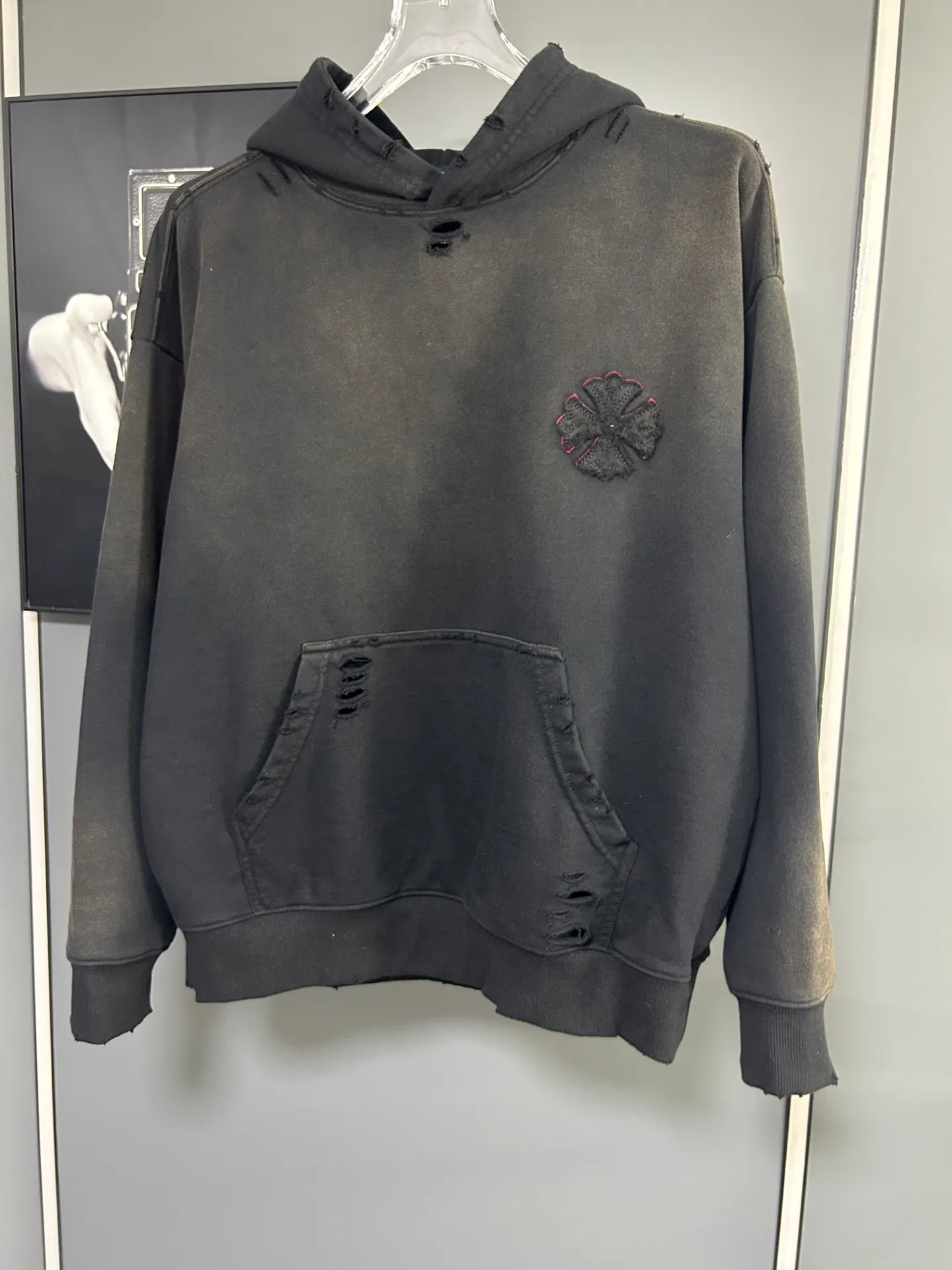 P310 𝗖𝗵𝗿𝗼𝗺𝗲 𝗛𝗲𝗮𝗿𝘁𝘀/Cro Heart 2025 Cross Patch Embroidery Summer New Original Single Counter American Acid Washed Distressed Laser Burnt Patch Embroidery Couple Casual Hooded Sweatshirt 👑The highest version! Customized fabric 440g tripe terry fabric! American acid-washed and distressed original fabric laser burnt ✟appliqué embroidery and exquisite embroidery of letters! The best-selling model at the counter. It is very comfortable to wear. It is low-key yet luxurious. It is very classy when worn. The large size and tailoring are needless to say. The upper body is exquisite and vivid. 👍High-end first-class materials. A truly palace-level product. The cotton from Turkey is of outstanding quality. After heavy washing, the clothes are very soft! Not picky, the upper body is absolutely stylish and extremely luxurious. Auxiliary materials: The original model has been authenticated and labeled ➕100% silk washed with water label. Genuine purchase-grade original hangtag➕matching hanging rope➕3D hanging beads➕original packaging bag. Craftsmanship: The original version has consistent wiring! The highest version of the armhole matching technique! Countless times of pattern making to 100% restore the original appearance! The correct version is the same for men and women, super eye-catching, super good-looking, and super atmospheric! Color: black, white and gray Size, XS S M L